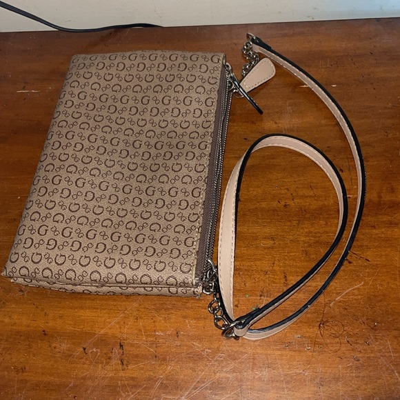 Guess purse - Picture 2 of 12